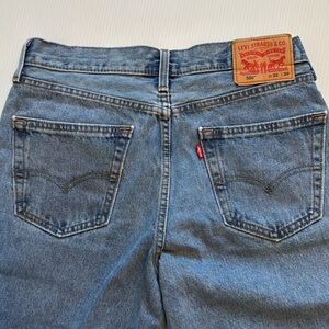 Levi's Men's Light Wash 100% cotton Blue Jeans.  Size 32 x 30